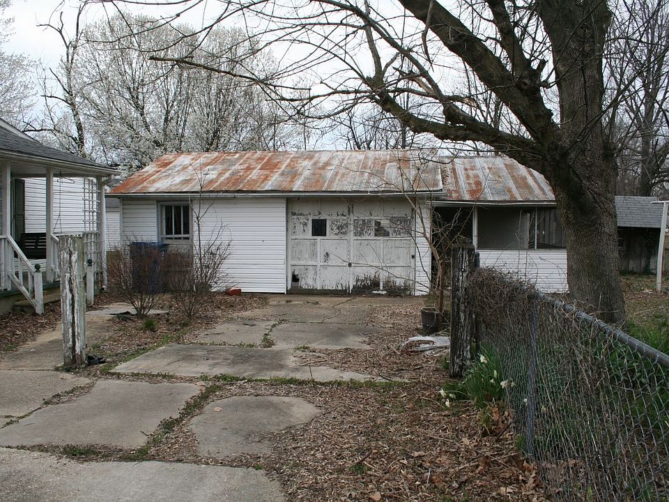 2nd image of 211 Millar St