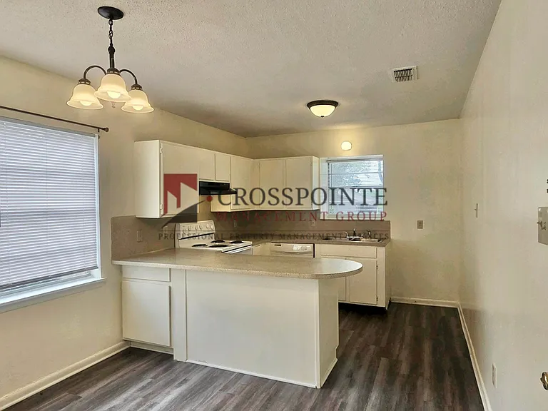 115 Queens Ct — Photo 6
