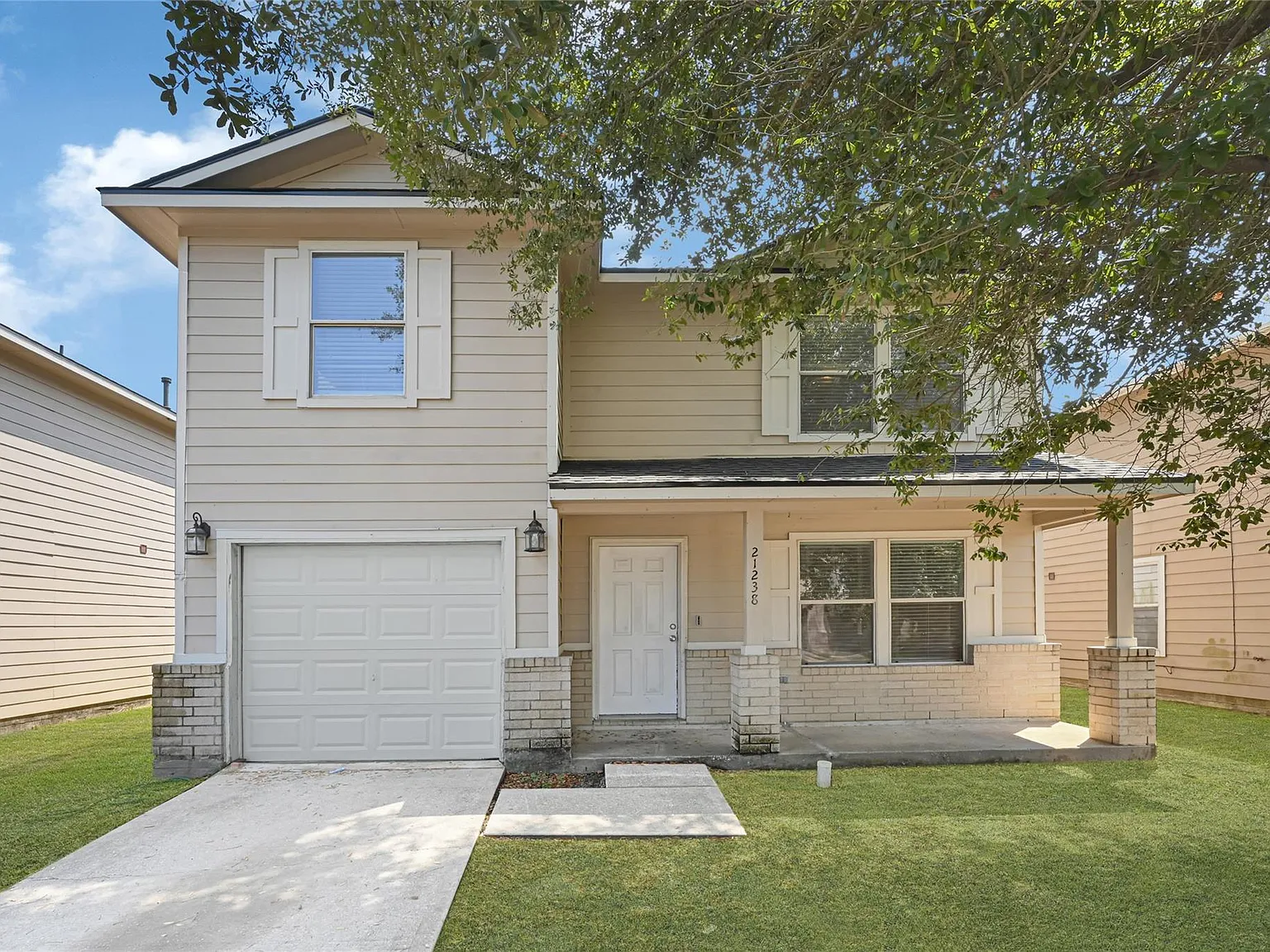 4 bed, 2.5 bath, 2064 sqft, $2,100 — Photo 2