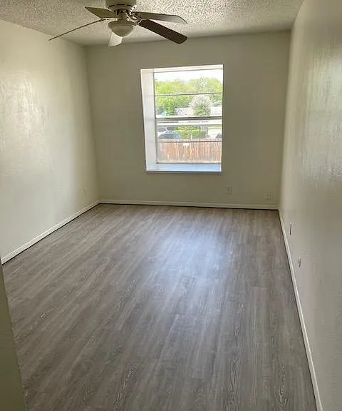 915 N Elm St — Photo 25