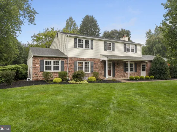 6 Woodmont Ln, Malvern, PA 19355