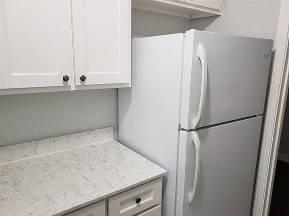 3rd image of 6202 Gaston Ave APT 6A