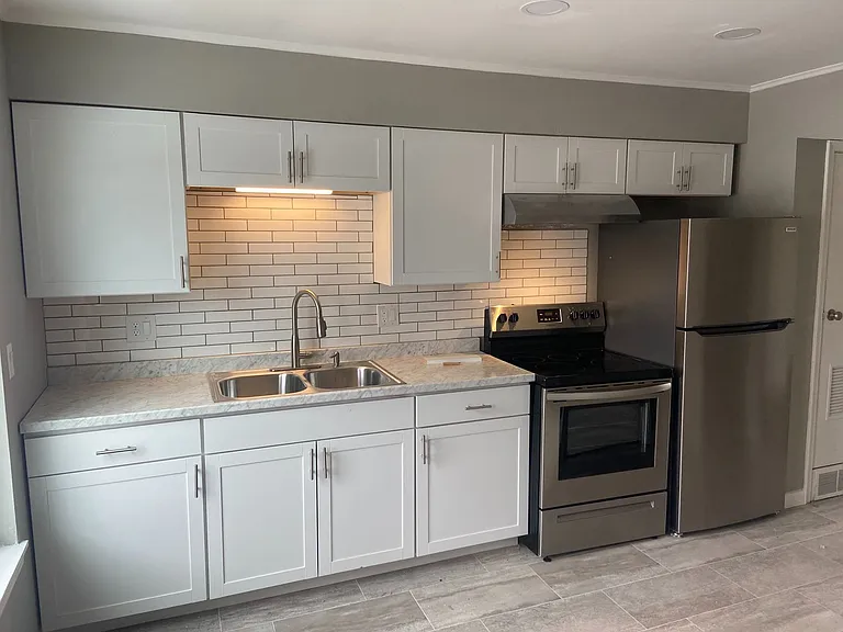 907 Georgian Dr — Photo 1