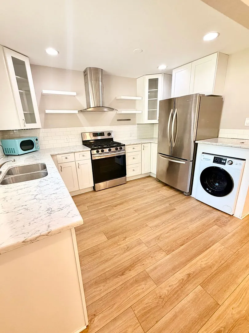 Stylishly Updated 2BR Townhome Near City Park Denver — Photo 4
