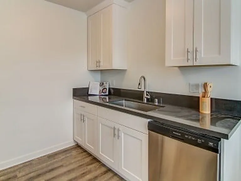 570 N Los Robles Ave — Photo 17