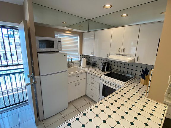 4th image of 19051 Collins Ave APT E223