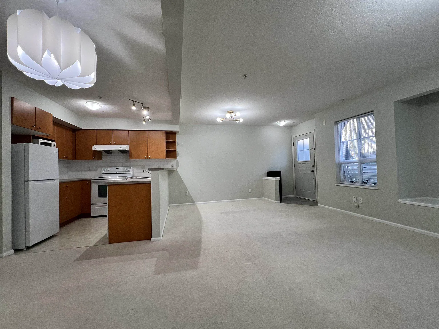 2 bed, 921 sqft, $3,000 — Photo 2