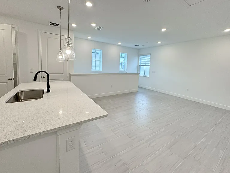 10425 Marconi Ave — Photo 5