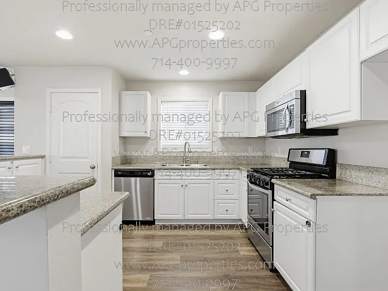 139 Thompson Ave — Photo 22