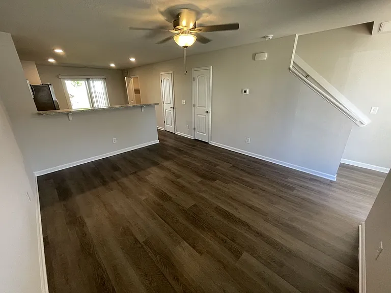 1028 Peony Ln — Photo 2