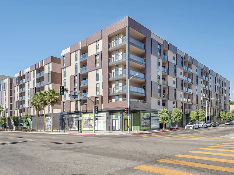 Wilshire Valencia — Photo 22