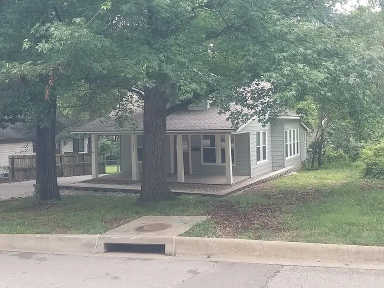 327 S Duncan Ave — Photo 2