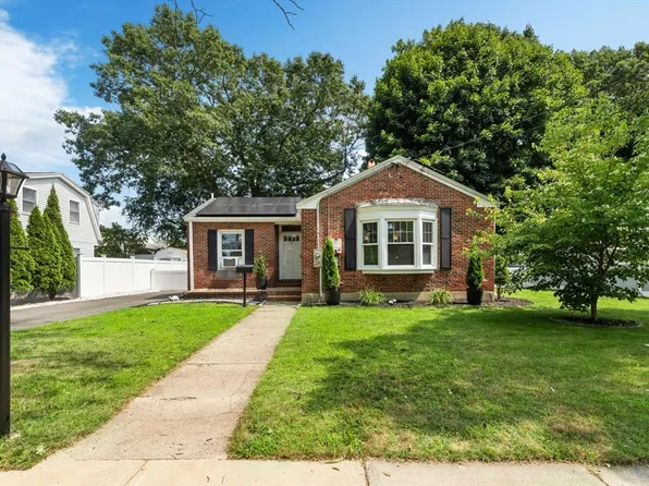 17 Dewitt Rd, Stoneham, MA 02180