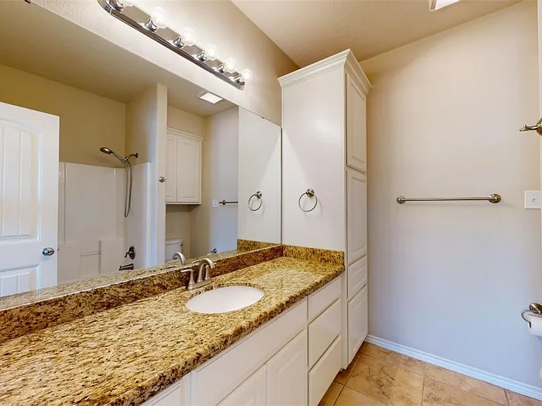3805 Silverthorne Ln — Photo 24
