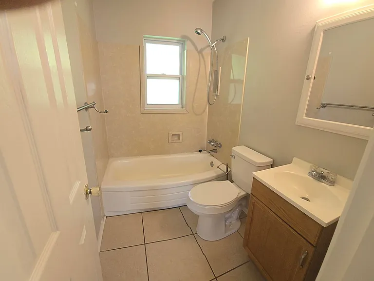 712 Newport Dr — Photo 15