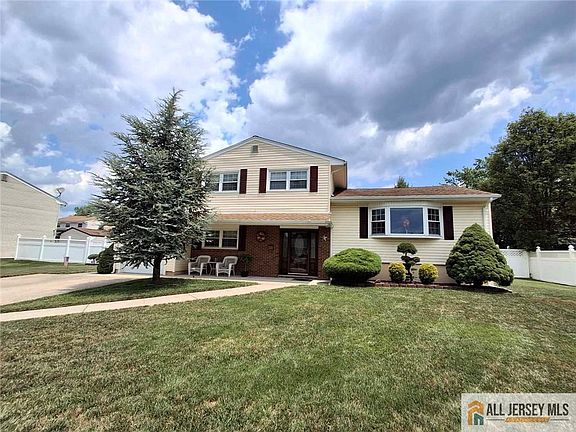 5th image of 46 Richards Dr