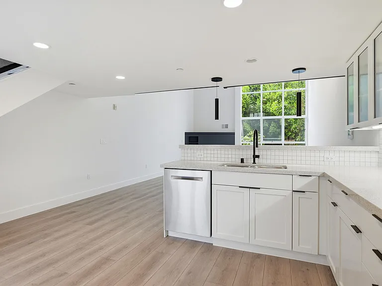 300 Linden St #3 — Photo 8