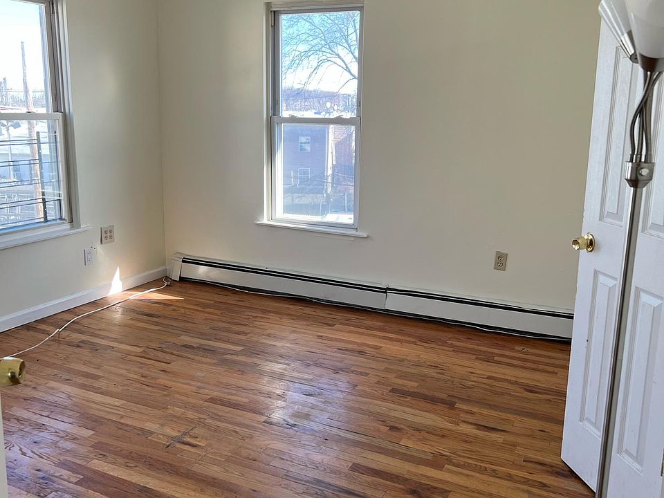 1st image of 1624 Castleton Ave Floor 1