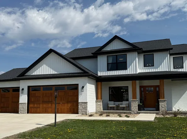 1317 Cedar Lake Dr, Metamora, IL 61548