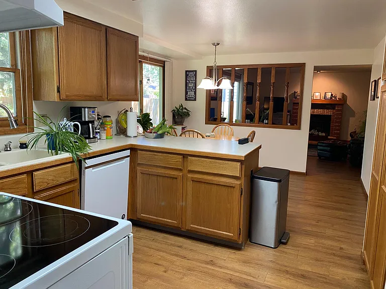 2225 Creekwood Dr — Photo 3