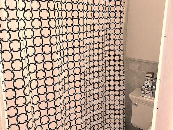 3rd image of 50 W 72nd St APT 516