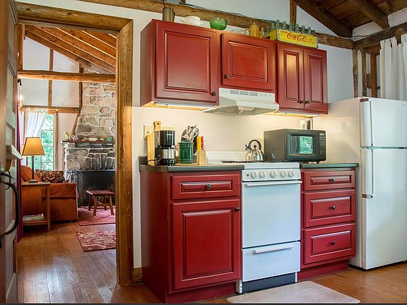 4th image of 435F Herrick Road