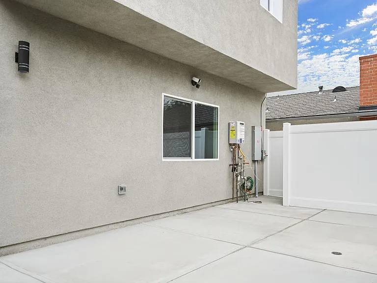 10900 Baird Ave — Photo 27
