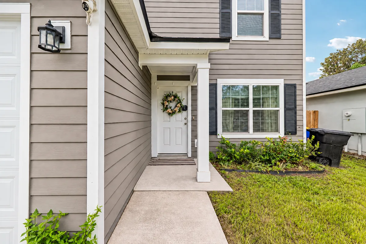 4 bed, 2.5 bath, 1665 sqft, $2,300 — Photo 2
