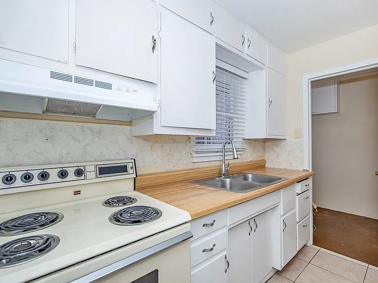 2465 S 7th Ave — Photo 6