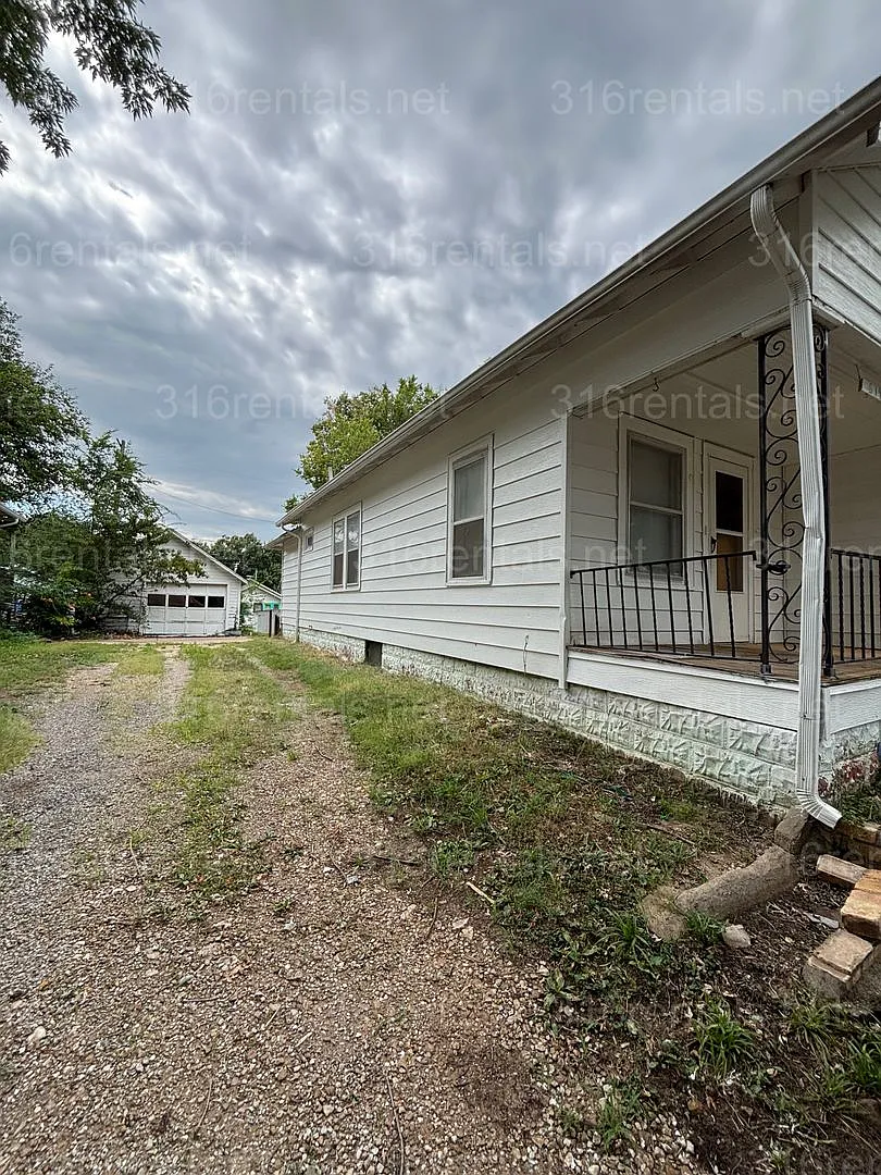 Two bedroom one bath house available now — Photo 2
