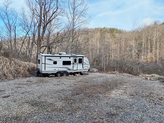 4th image of 476 Rainbow Rd