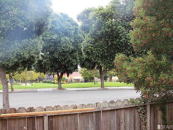 3rd image of 6 Carpenter Ct