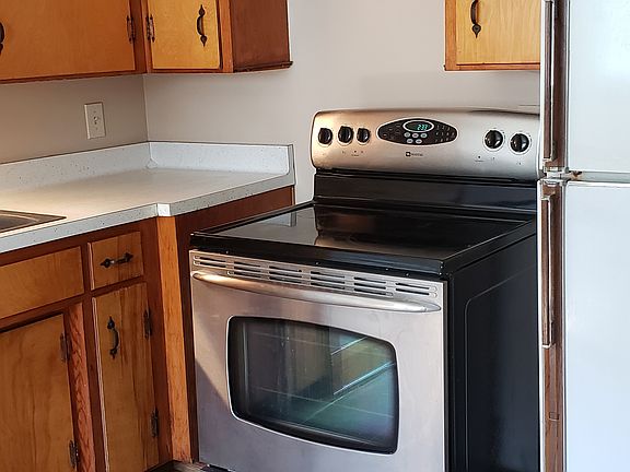 2nd image of 250 Robinson St #1