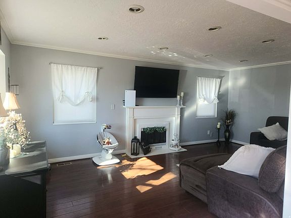 2nd image of 835 Essex Cir