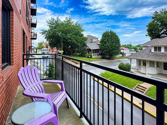 4th image of 1200 E Walnut St APT 202