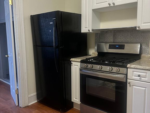 4th image of 984 McLean Ave APT 3