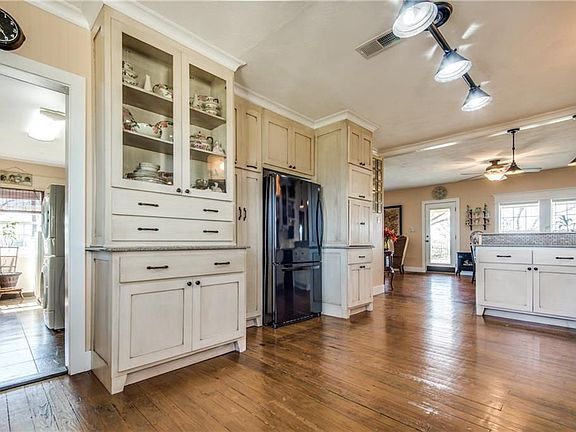 5th image of 1205 E Sunset Blvd