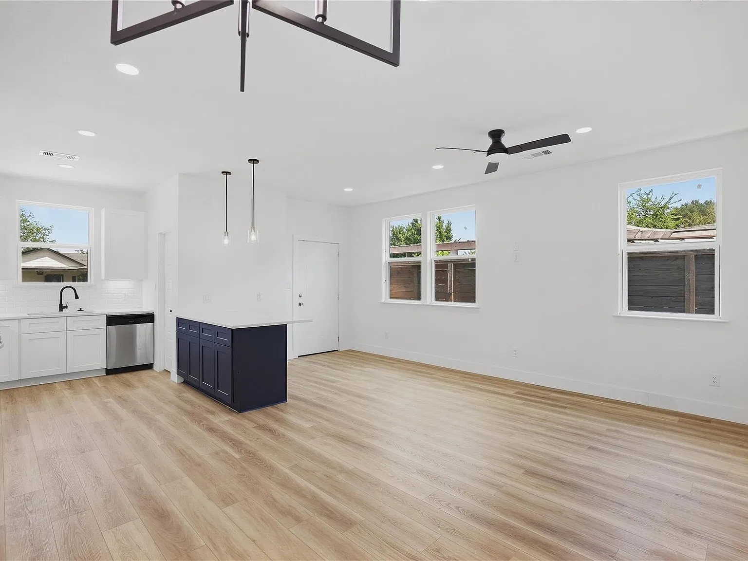 3 bed, 2.0 bath, 1206 sqft, $1,700 — Photo 4