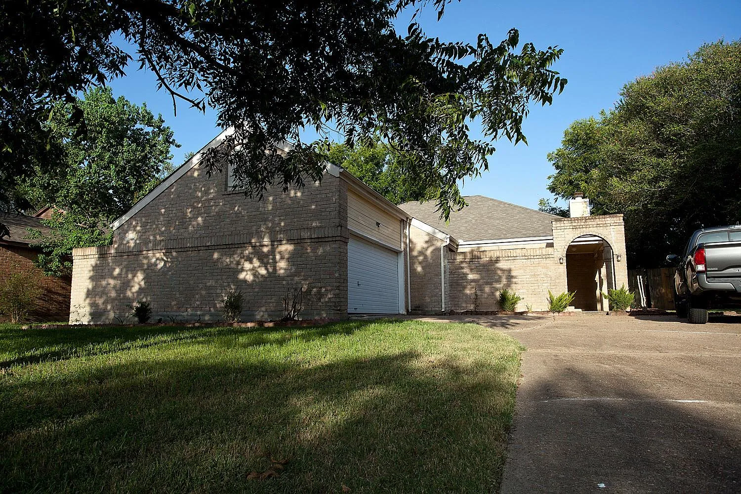 4 bed, 2.0 bath, 2070 sqft, $1,900 — Photo 1