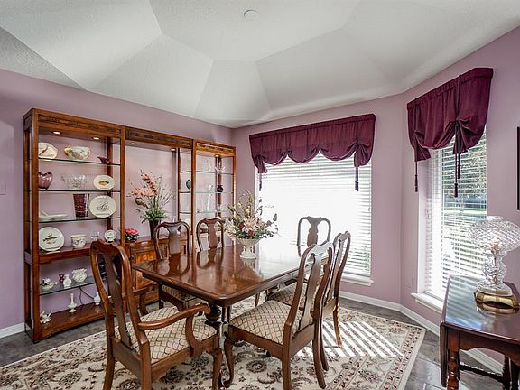 5th image of 827 Millpond Dr