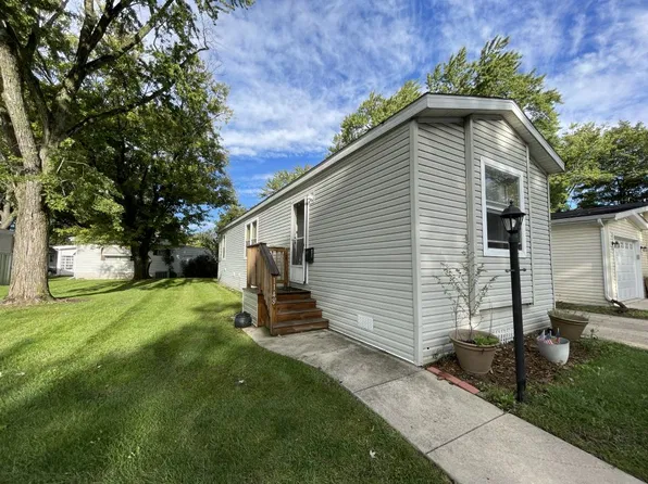 1148 Lakewood Rd #596, Elgin, IL 60123