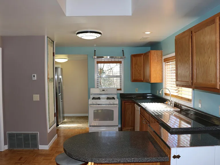 123 S University Ave — Photo 5
