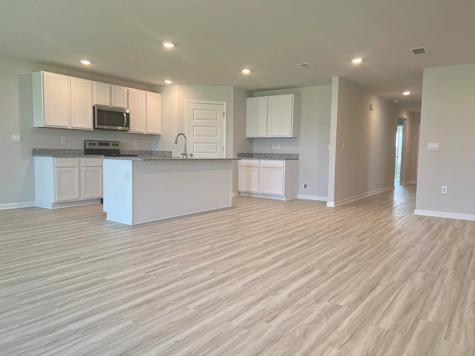 4 bed, 2.0 bath, 2031 sqft, $2,200 — Photo 3