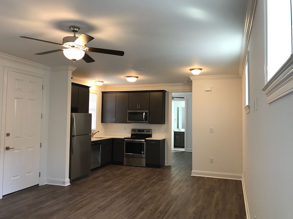 All whirlpool stainless steel appliances, built-in microwave, dishwasher,
icemaker.
High ceilings with ceiling fans thru out.
High windows in living area for natural lighting.