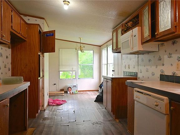 4th image of 112 Dufour St