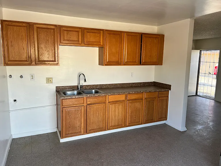 147 N Victoria Ave — Photo 2