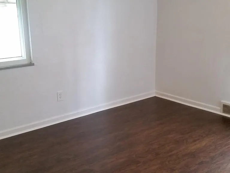 4325 S Detroit Ave — Photo 3