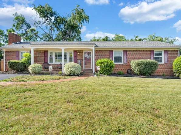 621 Aragona Dr, Vinton, VA 24179