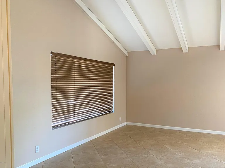 4601 W Northview Ave — Photo 2