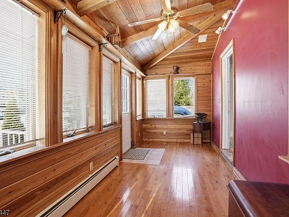 5th image of 407 Reading St